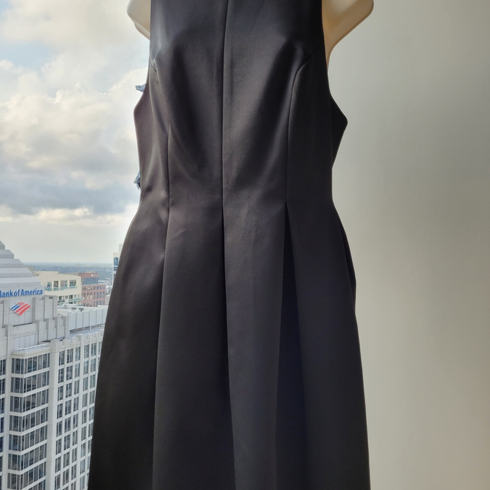 Sleek Black Sheath Dress with Halter Neckline for Cocktail Events
